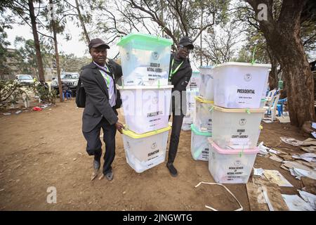 Nairobi, Kenia. 11. August 2022. Die Beamten der unabhängigen Wahlkommission (IEBC) führen Wahlurnen im Mathare-Wahlkreis-Talling-Center in Nairobi. Die Ergebnisse der Parlamentswahlen in Kenia, die am 9.. August 2022 stattfanden, werden weiterhin groß. (Foto von Boniface Muthoni/SOPA Images/Sipa USA) Quelle: SIPA USA/Alamy Live News Stockfoto