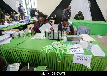 Nairobi, Kenia. 11. August 2022. Die Beamten der unabhängigen Wahlkommission (IEBC) zählen die allgemeinen Wahlergebnisse im Starehe-Wahlkreis-Talling-Center in Nairobi zusammen. Die Ergebnisse der Parlamentswahlen in Kenia, die am 9.. August 2022 stattfanden, werden weiterhin groß. (Foto von Boniface Muthoni/SOPA Images/Sipa USA) Quelle: SIPA USA/Alamy Live News Stockfoto