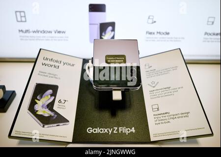 New York, USA. 11. August 2022. Blick auf ein Samsung-Handy-Smartphone des Galaxy Z Flip4 in einem Elektronikgeschäft in New York, NY, 11. August 2022. Samsung enthüllt am Mittwoch zwei neue Smartphones, das Galaxy Z Fold4 und Z Flip4 die in der Lage sind, in der Hälfte zu falten, aber zu höheren Kosten als der Durchschnitt bieten, $1800 für das Galaxy Z Fold4. (Foto von Anthony Behar/Sipa USA) Quelle: SIPA USA/Alamy Live News Stockfoto