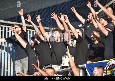 Uherske Hradiste, Tschechische Republik. 11. August 2022. Fans von Fenerbahce in Aktion während der dritten Qualifikationsrunde der Europäischen Fußballliga kehren zurück: FC Slovacko gegen Fenerbahce Istanbul in Uherske Hradiste, Tschechische Republik, 11. August 2022. Kredit: Dalibor Gluck/CTK Foto/Alamy Live Nachrichten Stockfoto