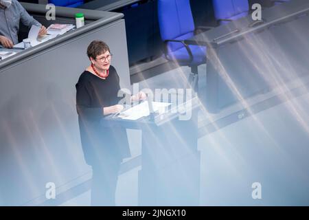 Berlin, Deutschland. 17.. Februar 2022. Leni Breymaier, SPD, während einer Debatte im Plenum des Deutschen Bundestages in Berlin, 17. Februar 2022. Copyright: Leon Kuegeler/photothek.de Credit: dpa/Alamy Live News Stockfoto