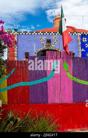 Die farbenfrohe Fassade des Hauses und Ateliers des amerikanischen Künstlers Anado McLauchlin nannte sich in seiner Kunstanlage Casa las Ranas in La Cieneguita, Mexiko, die Kapelle von Jimmy Ray. Stockfoto