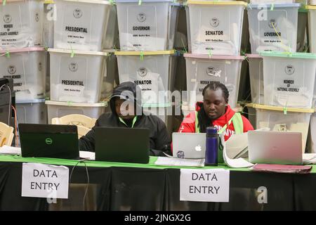 Nairobi, Kenia. 11. August 2022. Die Beamten der unabhängigen Wahlkommission (IEBC) zählen die allgemeinen Wahlergebnisse im Starehe-Wahlkreis-Talling-Center in Nairobi zusammen. Die Ergebnisse der Parlamentswahlen in Kenia, die am 9.. August 2022 stattfanden, werden weiterhin groß. (Foto von Boniface Muthoni/SOPA Images/Sipa USA) Quelle: SIPA USA/Alamy Live News Stockfoto