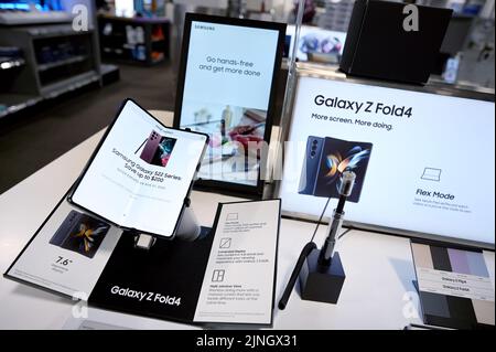 New York, USA. 11. August 2022. Blick auf ein Samsung-Handy-Smartphone des Galaxy Z Fold4 in einem Elektronikgeschäft in New York, NY, 11. August 2022. Samsung enthüllt am Mittwoch zwei neue Smartphones, das Galaxy Z Fold4 und Z Flip4 die in der Lage sind, in der Hälfte zu falten, aber zu höheren Kosten als der Durchschnitt bieten, $1800 für das Galaxy Z Fold4. (Foto von Anthony Behar/Sipa USA) Quelle: SIPA USA/Alamy Live News Stockfoto