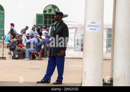 Nairobi, Kenia. 11. August 2022. Ein kenianischer Polizist wacht im Starehe-Wahlkreis-Tallying Center in Nairobi. Die Ergebnisse der Parlamentswahlen in Kenia, die am 9.. August 2022 stattfanden, werden weiterhin groß. (Foto von Boniface Muthoni/SOPA Images/Sipa USA) Quelle: SIPA USA/Alamy Live News Stockfoto