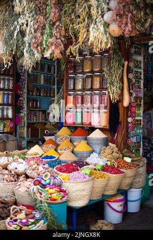 Bunte Gewürze verschiedener Empfänger auf einem Gewürzmarkt in Marrakesch, Marokko Stockfoto