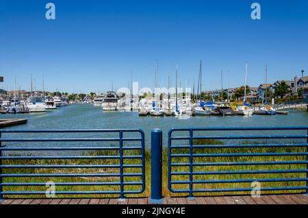 In Benicia Marina in Kalifornien, USA, vertäuten Vergnügungsboote gegen einen Ponton Stockfoto