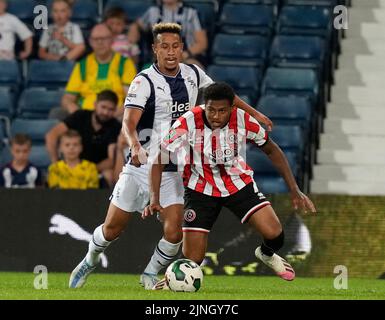 West Bromwich, England, 11.. August 2022. Rhian Brewster von Sheffield Utd wurde von Callum Robinson von West Bromwich Albion während des Carabao Cup-Spiels bei den Hawthorns, West Bromwich, herausgefordert. Bildnachweis sollte lauten: Andrew Yates / Sportimage Stockfoto