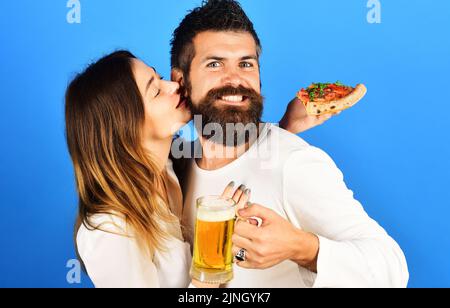 Liebevolles Paar, das leckere Pizza isst, Bier in der Pizzeria oder im Pub trinkt. Glückliche Familie Zeit. Fast Food. Stockfoto