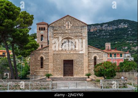 Steinkirche in Calvisio, in der Nähe von Finale Ligure an der italienischen Riviera Stockfoto