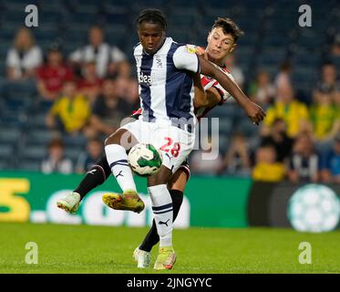 West Bromwich, England, 11.. August 2022. Reyes Cleary von West Bromwich Albion wurde von Anel Ahmedhodzic von Sheffield Utd während des Carabao Cup-Spiels bei den Hawthorns, West Bromwich, angegangen. Bildnachweis sollte lauten: Andrew Yates / Sportimage Stockfoto