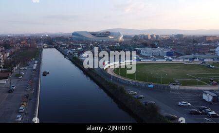 Eine atemberaubende Luftaufnahme der Stadtlandschaft von Dublin mit dem Aviva Stadium und dem Fluss Dodder Stockfoto
