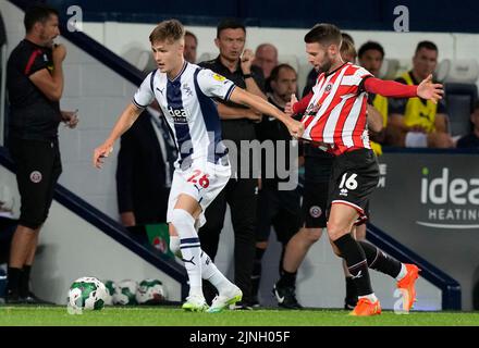 West Bromwich, England, 11.. August 2022. Zac Ashworth von West Bromwich Albion gewinnt Oliver Norwood von Sheffield Utd während des Carabao Cup-Spiels bei den Hawthorns, West Bromwich. Bildnachweis sollte lauten: Andrew Yates / Sportimage Stockfoto