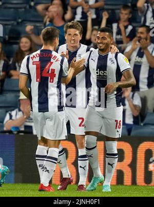West Bromwich, England, 11.. August 2022. Karlan Grant von West Bromwich Albion (r) feiert das erste Tor während des Carabao Cup-Spiels in den Hawthorns, West Bromwich. Bildnachweis sollte lauten: Andrew Yates / Sportimage Stockfoto