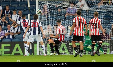 West Bromwich, England, 11.. August 2022. Karlan Grant von West Bromwich Albion erzielt das erste Tor während des Carabao Cup-Spiels bei den Hawthorns, West Bromwich. Bildnachweis sollte lauten: Andrew Yates / Sportimage Stockfoto