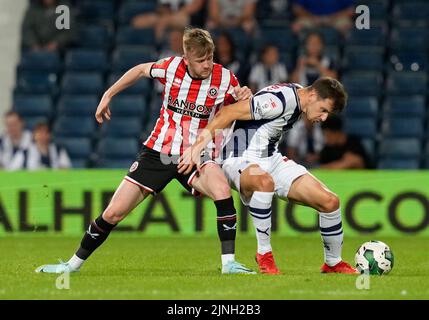West Bromwich, England, 11.. August 2022. Tommy Doyle von Sheffield Utd fordert Jayson Molumby von West Bromwich Albion während des Carabao Cup-Spiels bei den Hawthorns, West Bromwich, heraus. Bildnachweis sollte lauten: Andrew Yates / Sportimage Stockfoto