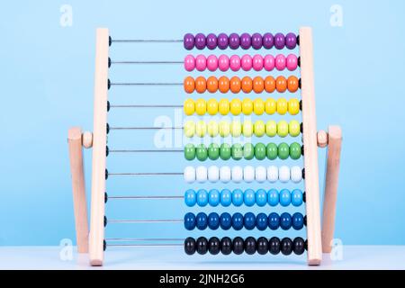 Abacus mit Linien von verschiedenen Farben zu lernen, zu zählen. Mathematikunterricht in der Schule Stockfoto