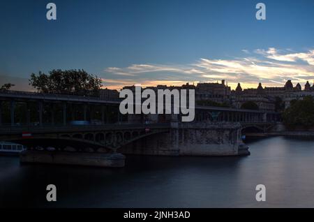 Blick auf die Pont de Bir-Hakeim bei Sonnenuntergang: Die Brücke von Bir-Hakeim, früher die Brücke von Passy, ist eine Brücke, die in Paris die seine überquert Stockfoto