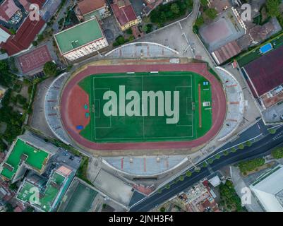 Luftaufnahme des Stadions San Ciro ist ein Stadion in Portici in der Via Giovanni Farina Italien. Top down Fußballplatz, Stadion. Stockfoto