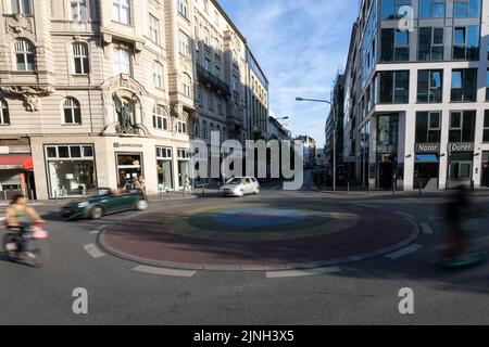 11. August 2022, Hessen, Frankfurt/Main: Blick auf den Klaus-Mann-Platz, die Verkehrsinsel ist in den Farben der Pride-Flagge gestrichen. In der Nähe der Zeil befindet sich das sogenannte Bermuda-Dreieck, das queere Viertel von Frankfurt. In letzter Zeit gab es Angriffe auf Menschen aus der LGBTQIA-Gemeinschaft. Foto: Hannes P. Albert/dpa Stockfoto