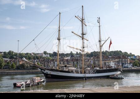 Die Pelikanerin von London wird nach dem Harbour Festival 2022 durch das Cumberland Basin begleitet, als sie Bristol Harbour verlässt Stockfoto