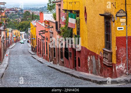 Blick auf Pila Seca, gesäumt von farbenfrohen Gebäuden im spanischen Kolonialstil, im historischen Stadtzentrum von San Miguel de Allende, Mexiko. Stockfoto