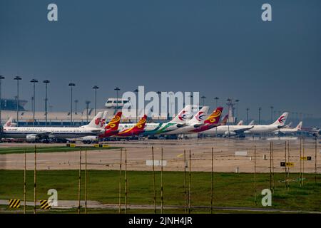 Die Flugzeuge parkten an einem sonnigen Tag am Terminal des Flughafens Stockfoto