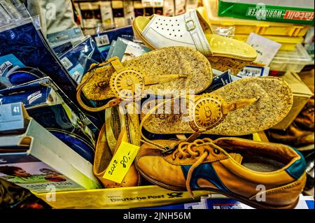 Reparatur Schuhe im Schuhe und Schlüsseldienst Saladauski Hannover .Linden. Stockfoto