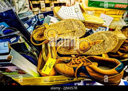 Reparatur Schuhe im Schuhe und Schlüsseldienst Saladauski Hannover .Linden. Stockfoto