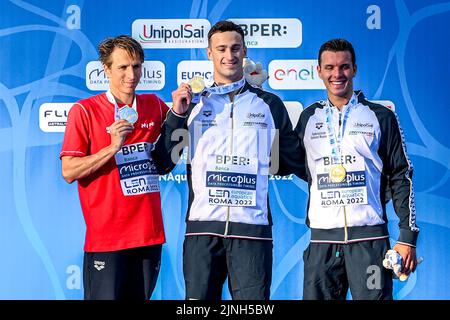 ROM, ITALIEN - AUGUST 11: David Verraszto aus Ungarn Gewinner der Silbermedaille, Alberto Razzeti aus Italien Gewinner der Goldmedaille, Pier Andrea Matteazzi aus Italien gewann die brons-Medaille während des Medley Men Finales 400m beim European Aquatics Roma 2022 im Stadio del Nuoto am 11. August 2022 in Rom, Italien (Foto: Nikola Krstic/Orange Picts) Stockfoto