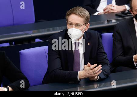 Sondersitzung des Deutschen Bundestages anlässlich des völkerrechtswidrigen Krieges Russlands gegen die Ukraine. Daniel Günther, CDU, Ministerpräsident von Schleswig-Holstein, nimmt an dem Treffen Teil. Berlin, Den 27. Februar 2022. Stockfoto
