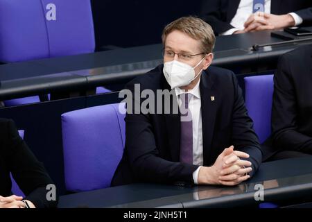 Sondersitzung des Deutschen Bundestages anlässlich des völkerrechtswidrigen Krieges Russlands gegen die Ukraine. Daniel Günther, CDU, Ministerpräsident von Schleswig-Holstein, nimmt an dem Treffen Teil. Berlin, Den 27. Februar 2022. Stockfoto