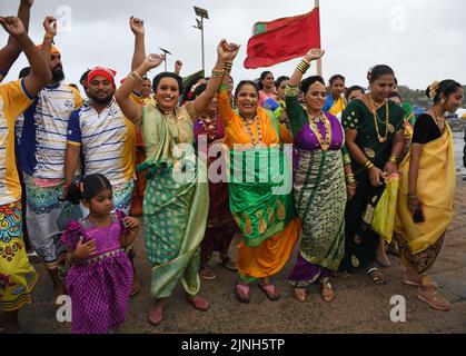 Fischerfrauen tanzen während der Narali Poornima (Kokosnusstag) Feier in Mumbai. Die hinduistische Fischergemeinde in der Küstenregion Maharashtra bietet Kokosnüsse an und betet zum Meer für eine sichere Angelsaison. Singen und Tanzen ist das Hauptereignis während der Feier zusammen mit der Zubereitung von süßem Kokosnussreis am Tag. Stockfoto