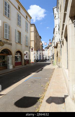 La rue commerçante de Cluny. Saône-et-Loire. Bourgogne. Frankreich. Europa. Stockfoto