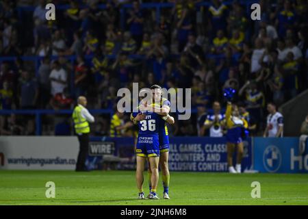 Matt Dufty #36 und Jake Wardle #34 von Warrington Wolves feiern den Sieg beim letzten Pfiff Stockfoto