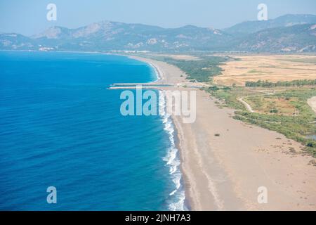 Luftaufnahme über Dalaman Sarigerme Strand in Richtung auf das Mittelmeer Küste der Türkei. Stockfoto