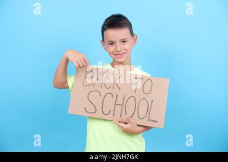 Kind freut sich, wieder zur Schule zu gehen Stockfoto