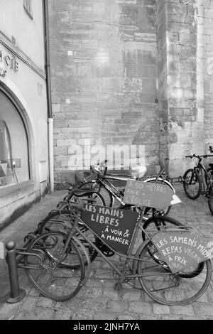 Fahrräder. Association participative Les Mains Libres. Place Notre-Dame. Cluny. XIII ème siècle. Cluny. Saône-et-Loire. Bourgogne. Frankreich. Europa. Stockfoto