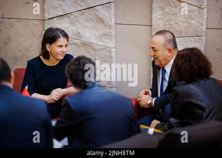 Brüssel, Belgien. 04. März 2022. Die Bundesaußenministerin Annalena Baerbock (Bündnis 90/die Grünen) trifft den türkischen Außenminister Mevlut Cavusoglu. Brüssel, 04.03.2022 Quelle: dpa/Alamy Live News Stockfoto