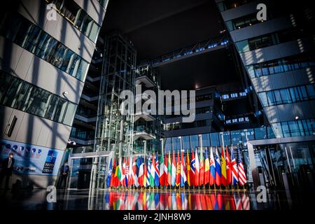 Brüssel, Belgien. 04. März 2022. Flaggen der NATO-Mitgliedsstaaten sind am NATO-Hauptquartier in Brüssel ausgestellt. Brüssel, 04.03.2022 Quelle: dpa/Alamy Live News Stockfoto