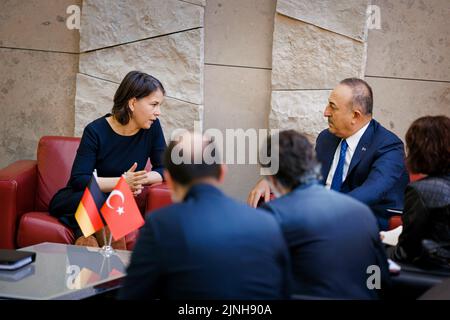 Brüssel, Belgien. 04. März 2022. Die Bundesaußenministerin Annalena Baerbock (Bündnis 90/die Grünen) trifft den türkischen Außenminister Mevlut Cavusoglu. Brüssel, 04.03.2022 Quelle: dpa/Alamy Live News Stockfoto