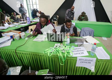 Nairobi, Kenia. 11. August 2022. Die Beamten der unabhängigen Wahlkommission (IEBC) zählen die allgemeinen Wahlergebnisse im Starehe-Wahlkreis-Talling-Center in Nairobi zusammen. Die Ergebnisse der Parlamentswahlen in Kenia, die am 9.. August 2022 stattfanden, werden weiterhin groß. (Bild: © Boniface Muthoni/SOPA Images via ZUMA Press Wire) Stockfoto