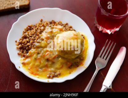 Gekochter Buchweizen mit Fleischbällchen und Sauce Stockfoto