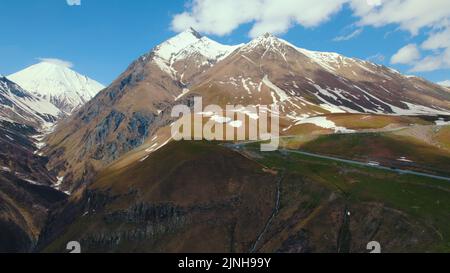 Atemberaubende Luftaufnahme des Caucaus-Gebirges in der Nähe von Gudauri, Georgien. Hochwertige Fotos Stockfoto