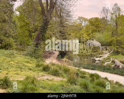 Eine Sammlung von Dinosaurierskulpturen in Crystal Palace Dinosaurs, London Stockfoto