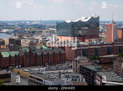 Hamburg, Deutschland, Juni 11. 2022. Elbphilharmonie, die modernistische Konzerthalle im HafenCity-Hafenviertel, der Blick von der Kirche St. Nikolai. Stockfoto