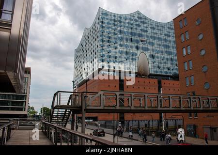 Hamburg, Deutschland, Juni 8. 2022. Elbphilharmonie, die modernistische Konzerthalle im HafenCity-Hafenviertel. Stockfoto
