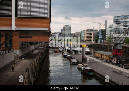 Hamburg, Deutschland, Juni 8. 2022. HafenCity, ein altes Hafenviertel an einem regnerischen Tag. Stockfoto