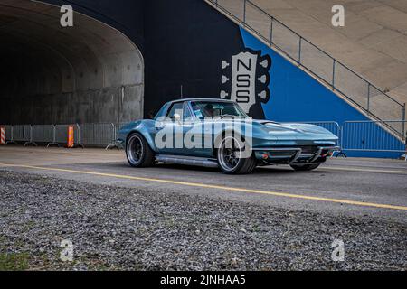 Libanon, TN - 14. Mai 2022: Weitwinkelansicht eines Chevrolet Corvette Stingray Coupés aus dem Jahr 1964, das auf einer Straße fährt, die eine lokale Automobilausstellung verlässt. Stockfoto