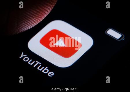 Berlin, Deutschland. 10. März 2022. Symbolisches Foto: Das YouTube-Logo ist auf einem Smartphone zu sehen. Berlin, 10. März 2022 Quelle: dpa/Alamy Live News Stockfoto